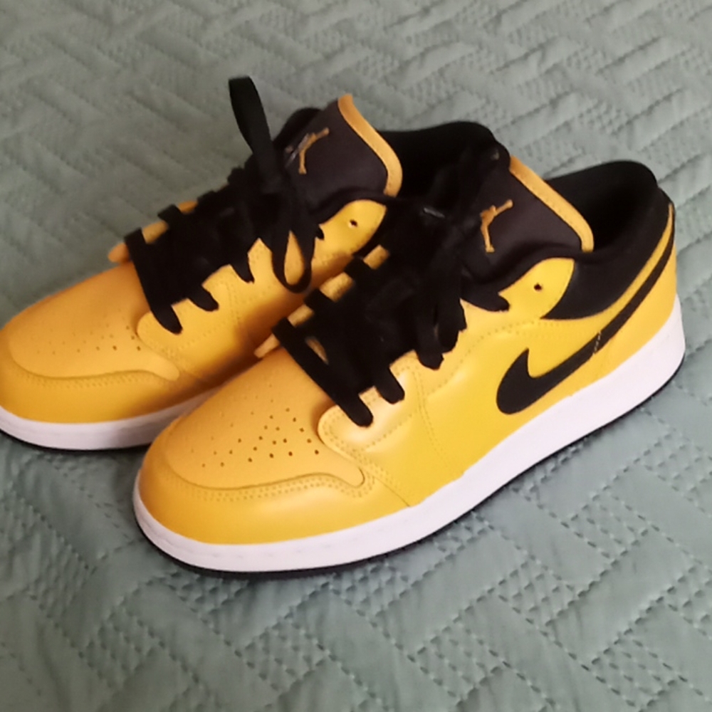NEVER WORN WOMENS JORDAN low SNEAKERS